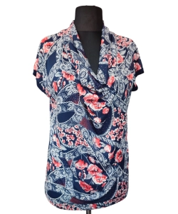 Bluzka z lejącym dekoltem typu woda - biały koronkowy wzór i kwiaty